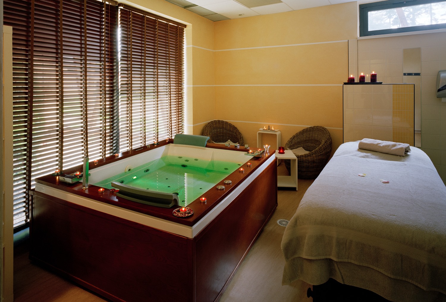 Les Iléades Montrond Les Bains Cheque Cadeau Les Iléades en Duo | Massage relaxant + Suite Duo + 2h30 accès au bassin - Les  Iléades